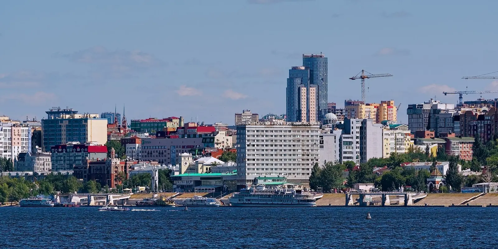 Самара: панорама набережной со стороны Волги